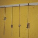 Riel con las diferentes opciones de colgado de los cuadros